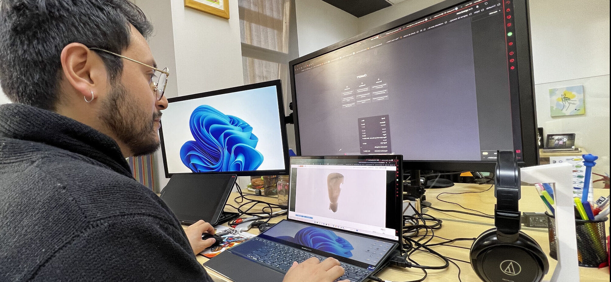 Docente trabajando con Inteligencia Artificial