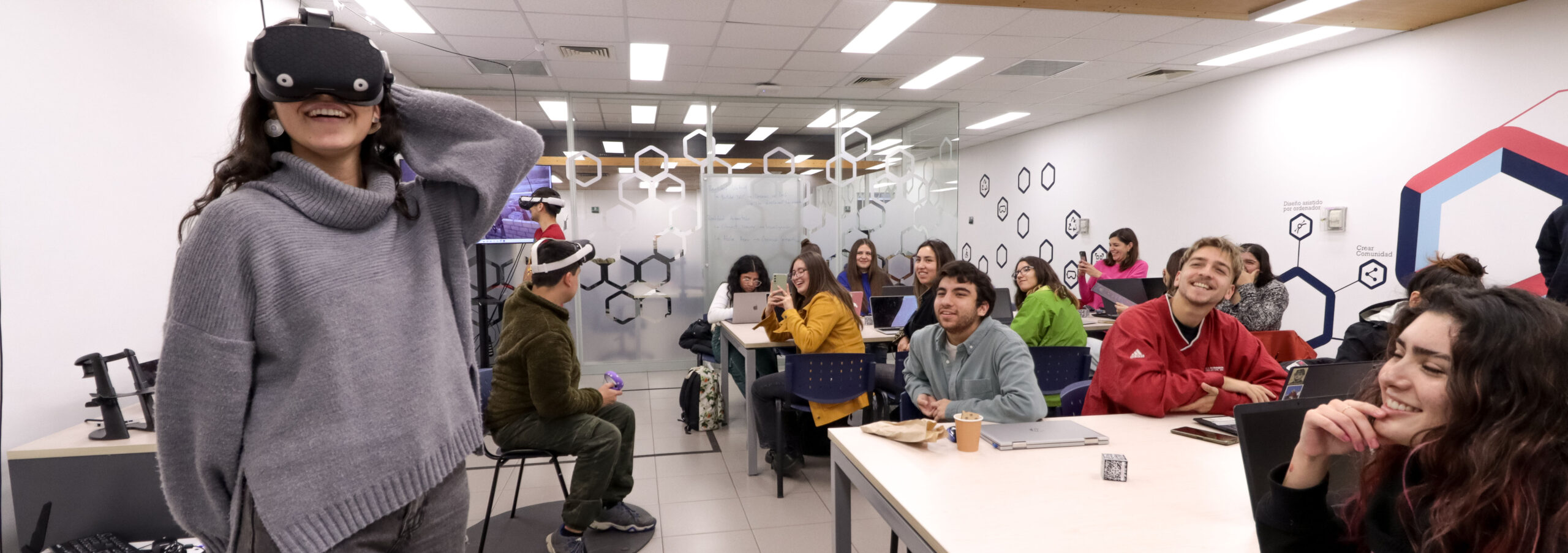 Persona utilizando oculus en VirtuaLab