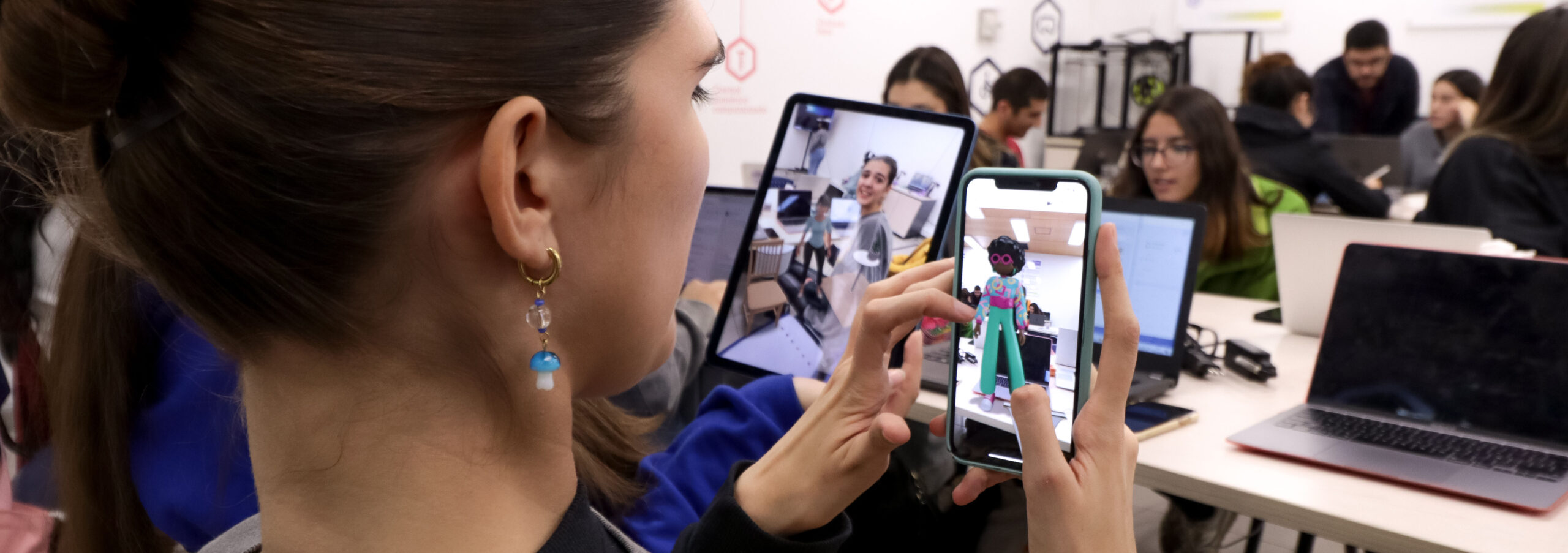 Persona utilizando smartphone en VirtuaLab