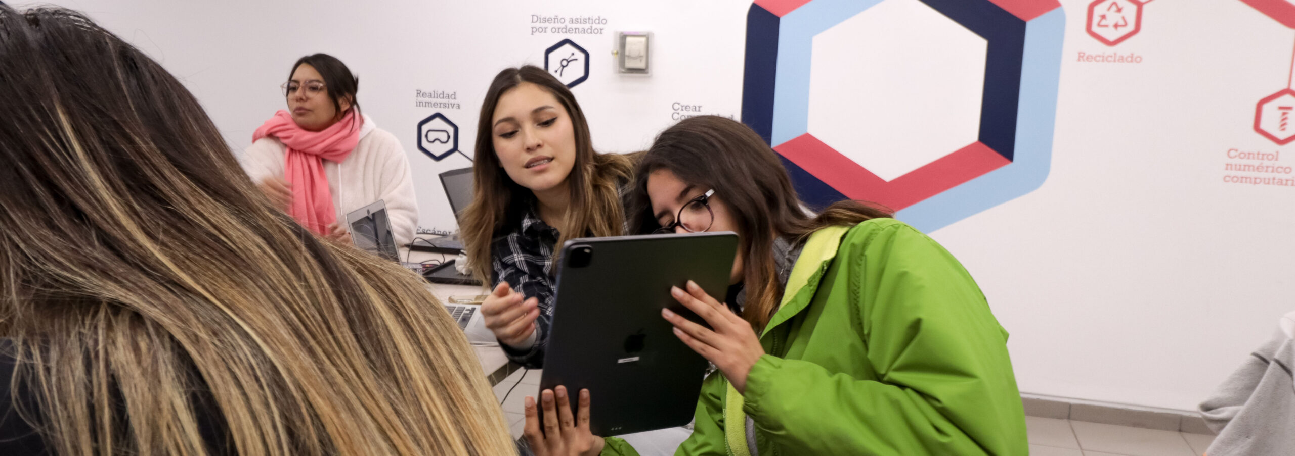 Persona utilizando tablet en VirtuaLab