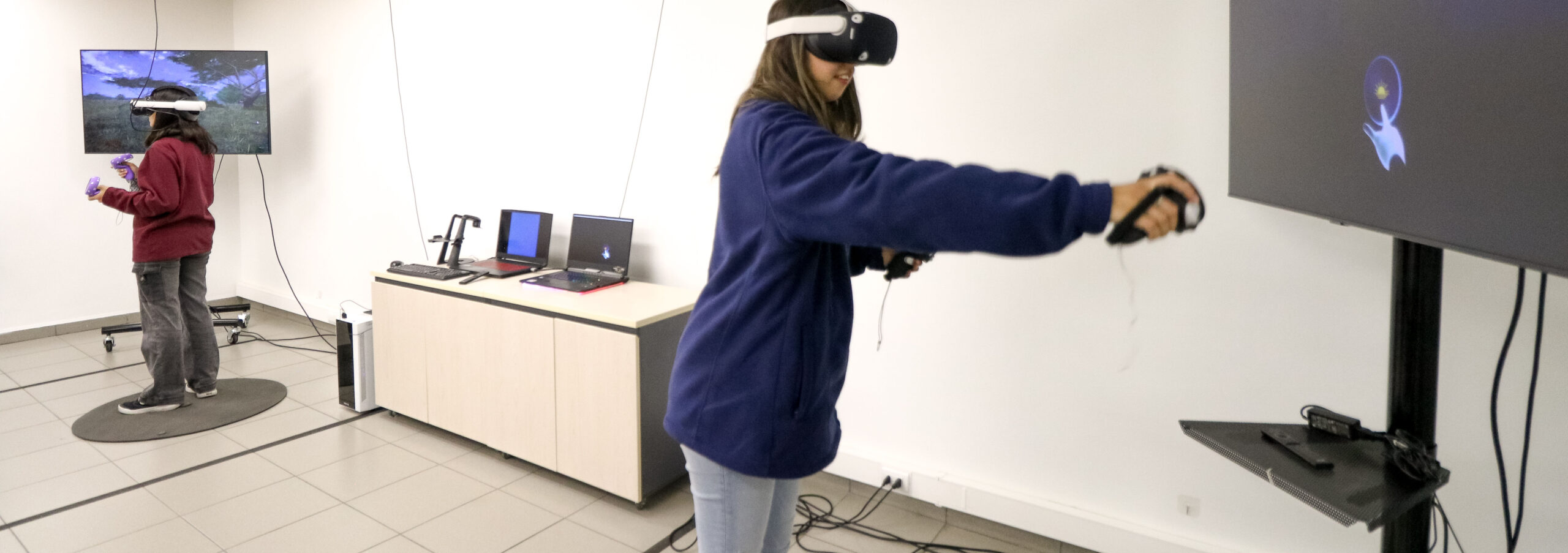 Persona utilizano oculus en VirtuaLab