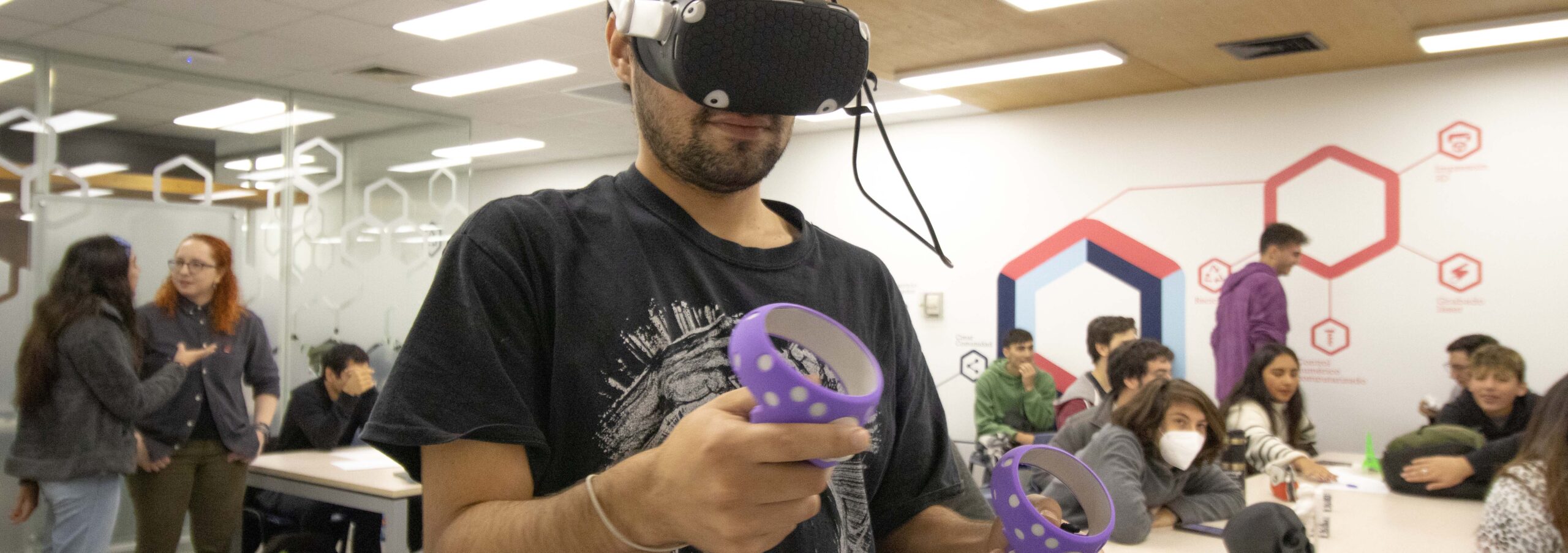 Persona utilizando Oculus en VirtuaLab