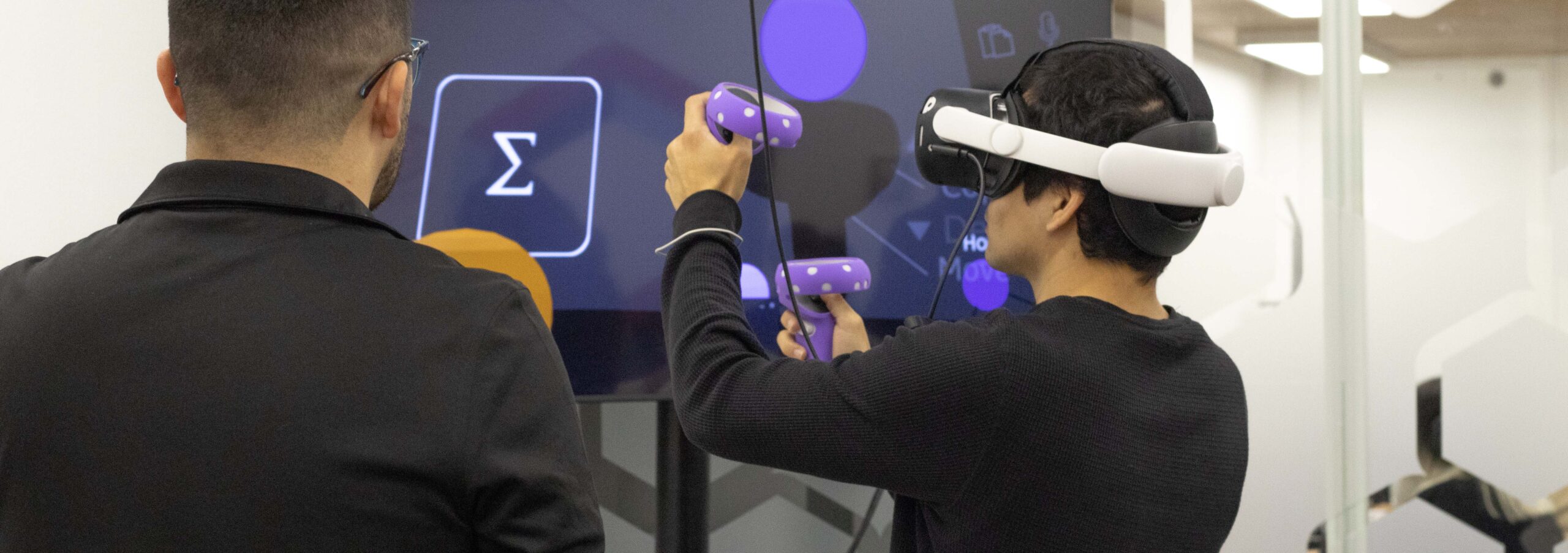 Persona utilizando Oculus en VirtuaLab