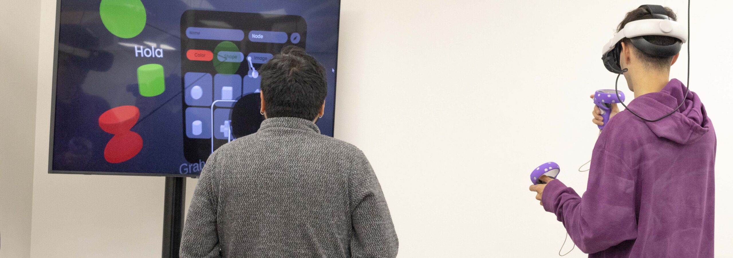 Persona utilizando Oculus mirando un televisor