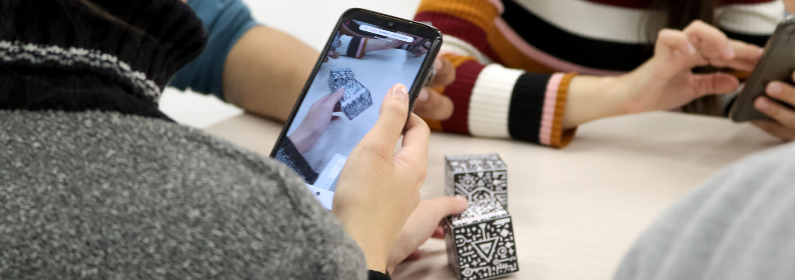 Persona utilizando Mergecube en VirtuaLab