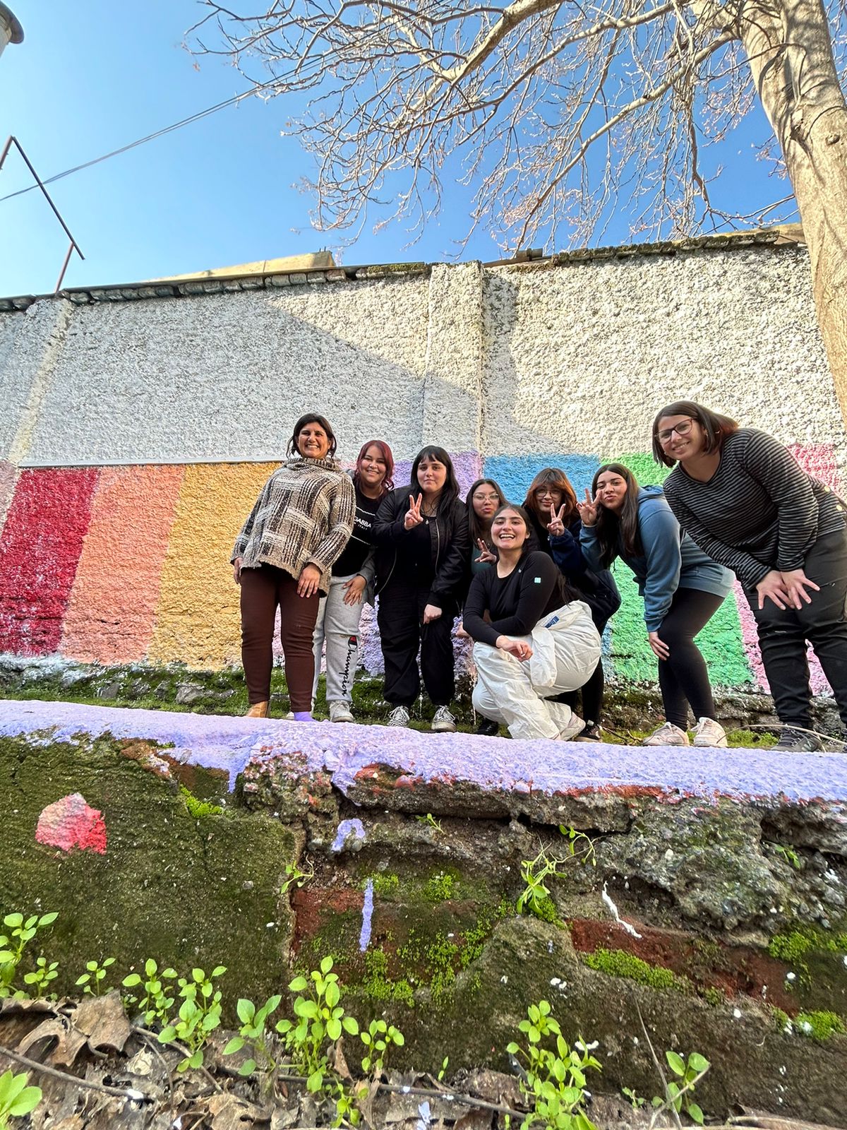 Profesora Patricia Guerrero junto a un grupo de estudiantes desarrollando proyecto de aprendizaje servicio en escuela Santiago de Chile